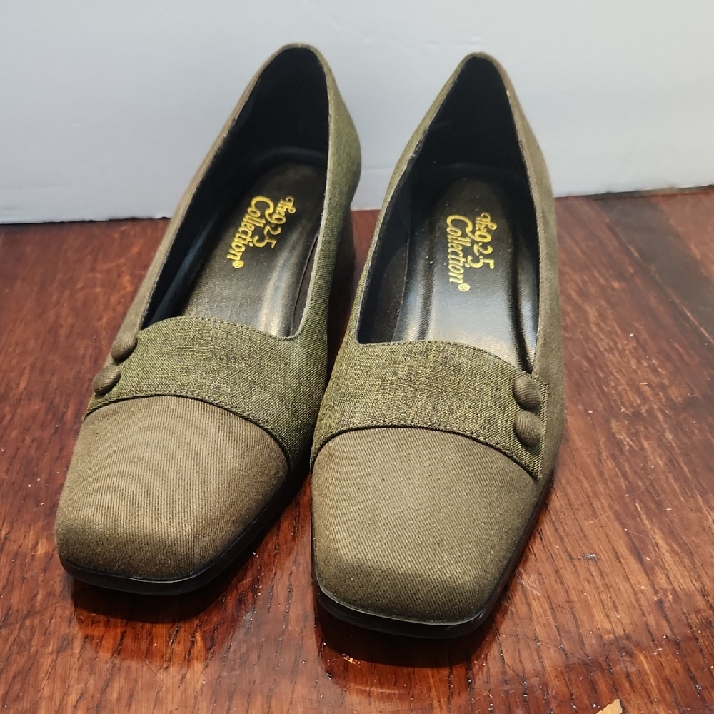 Classic Olive Women's Heels Size 8, Narrow.